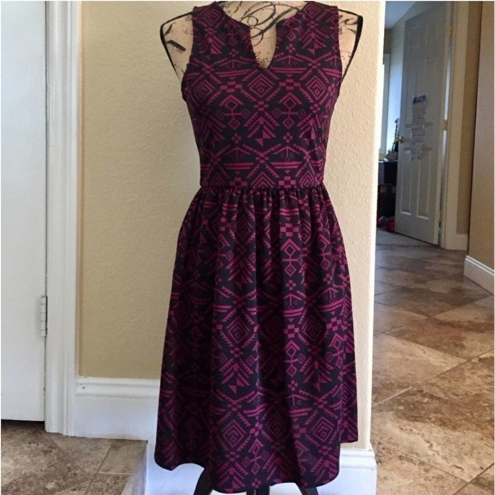 ‎Everly Aztec V-Neck A-line Dress Small - Picture 4 of 7